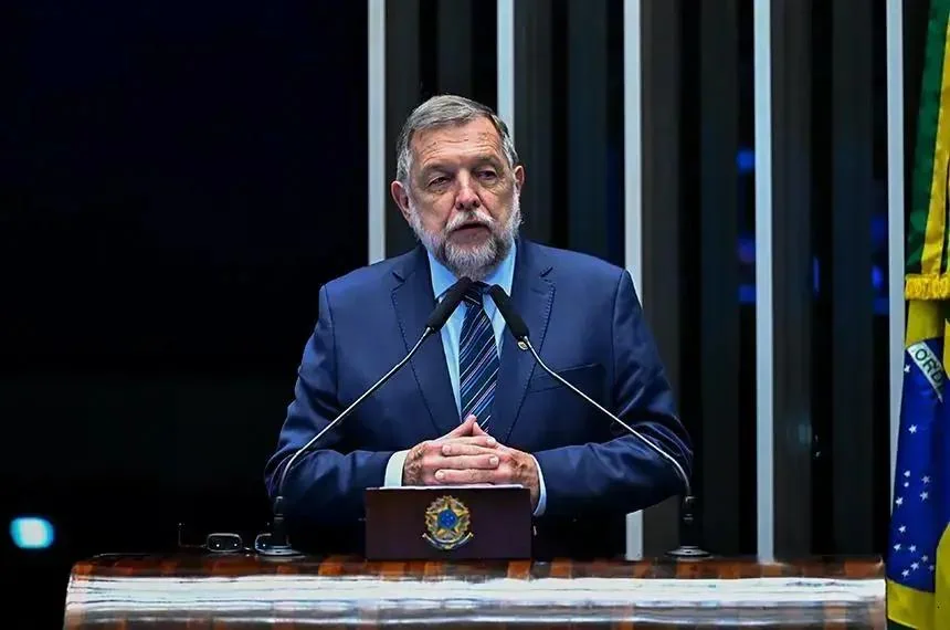 Flávio Arns elogia instituições de ensino e saúde do Paraná