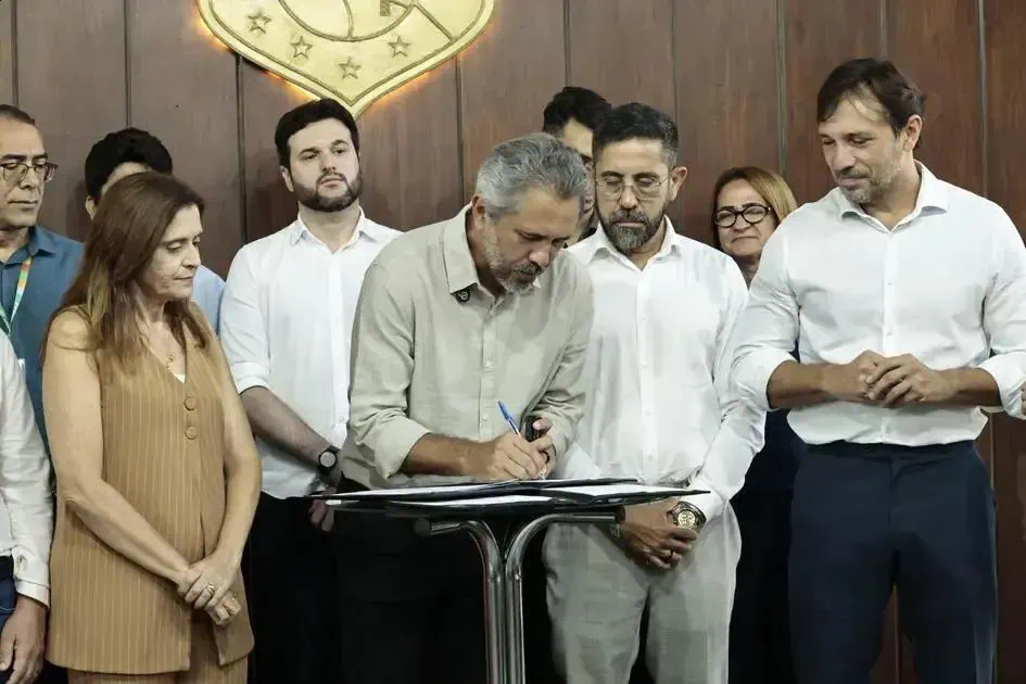 Governador anuncia 2 mil vagas em concurso para professores na Seduc CE