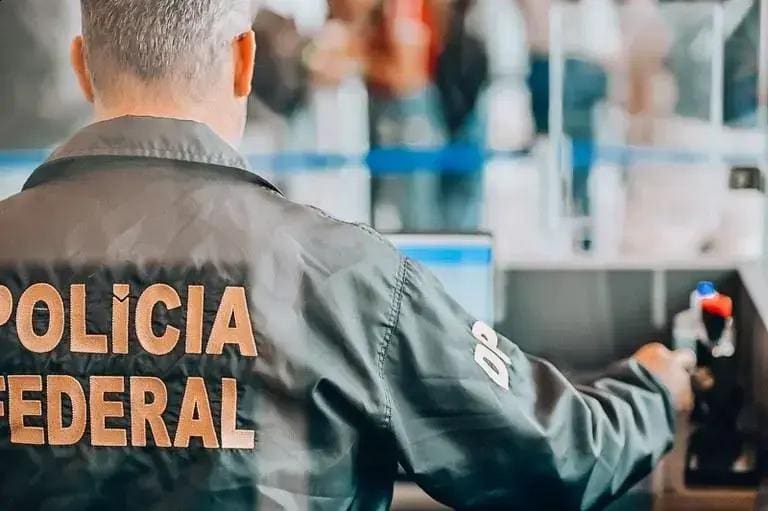PF prende cinco brasileiros deportados ao desembarcarem em Confins/MG