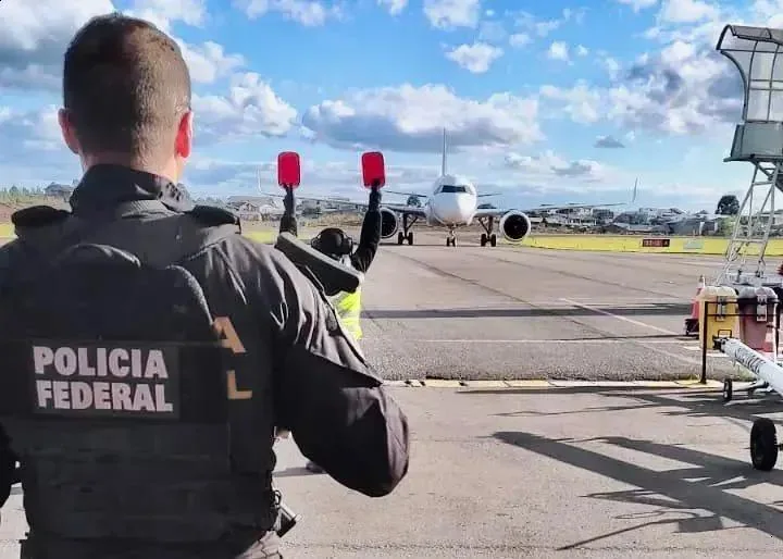 Polícia Federal realiza extradição de criminoso procurado em Minas Gerais
