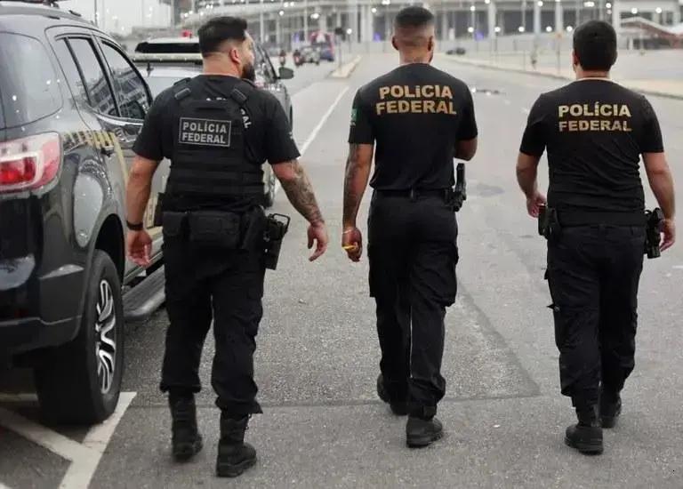 Polícia Federal realiza extradição de dois condenados por estupro em Goiás