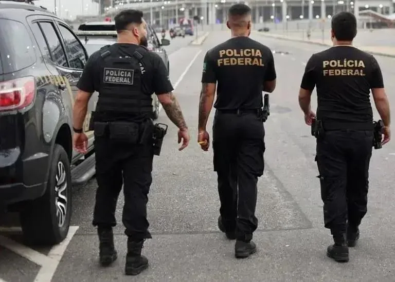 Polícia Federal realiza extradição de dois condenados por estupro em Goiás