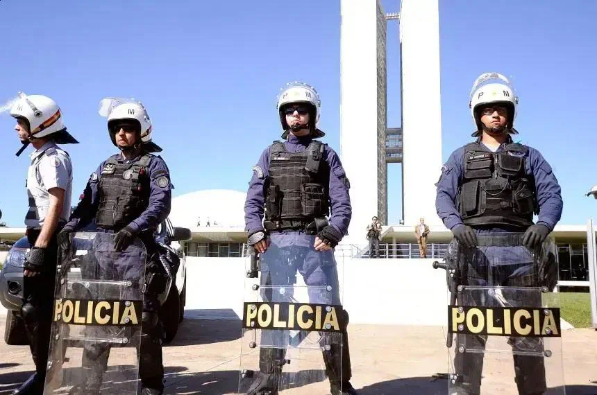 Projeto permite que PMs e bombeiros reformados voltem à ativa