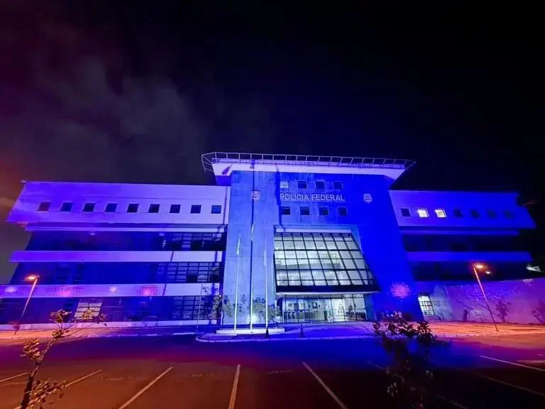 Superintendência da PF se Ilumina em Apoio à Fibromialgia