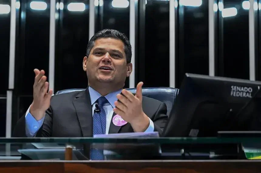 Davi Alcolumbre parabeniza TV Senado pelo documentário "Quando Elas se Movimentam"