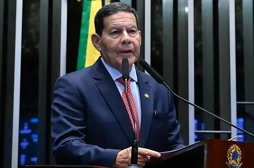 Mourão alerta sobre conflitos e a necessidade de defesa do Brasil