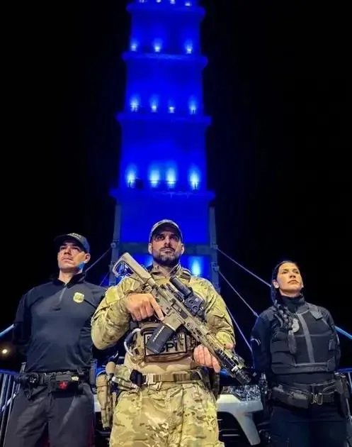 Mundo homenageia policiais mortos em serviço com iluminações e cerimônias