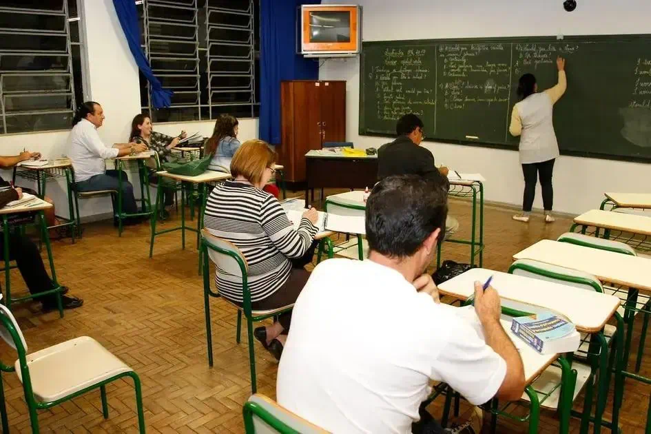 Prefeitura de Bonito de Santa Fé abre vagas para educadores sociais EJA