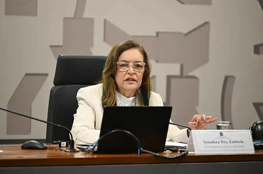 Senado aprova projeto que regulamenta formação de paraquedistas e instrutores