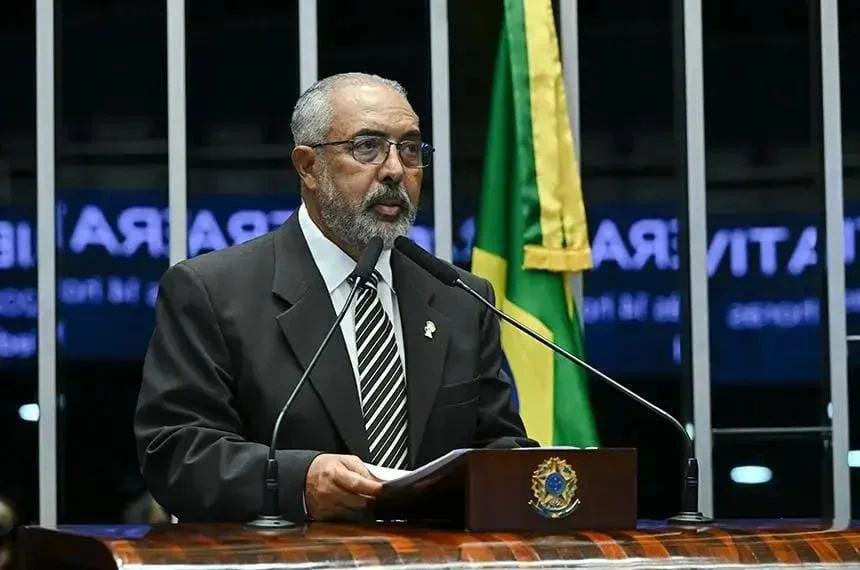 Senador Paulo Paim celebra Mandela em dia contra o racismo