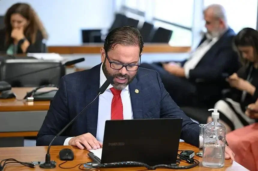 Comissão do Senado vai aos EUA para acompanhar brasileiros custodiados
