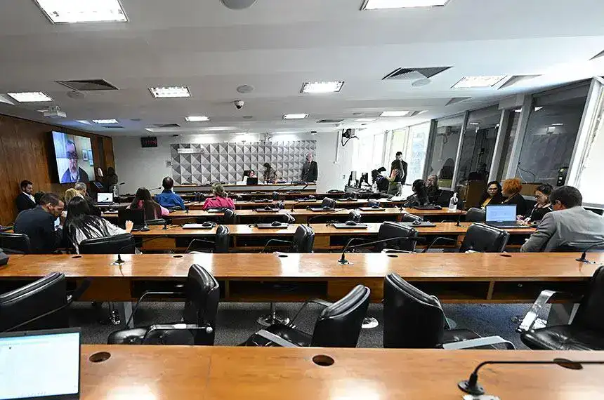 CDH convida ministro da Saúde para esclarecer nova Caderneta da Gestante