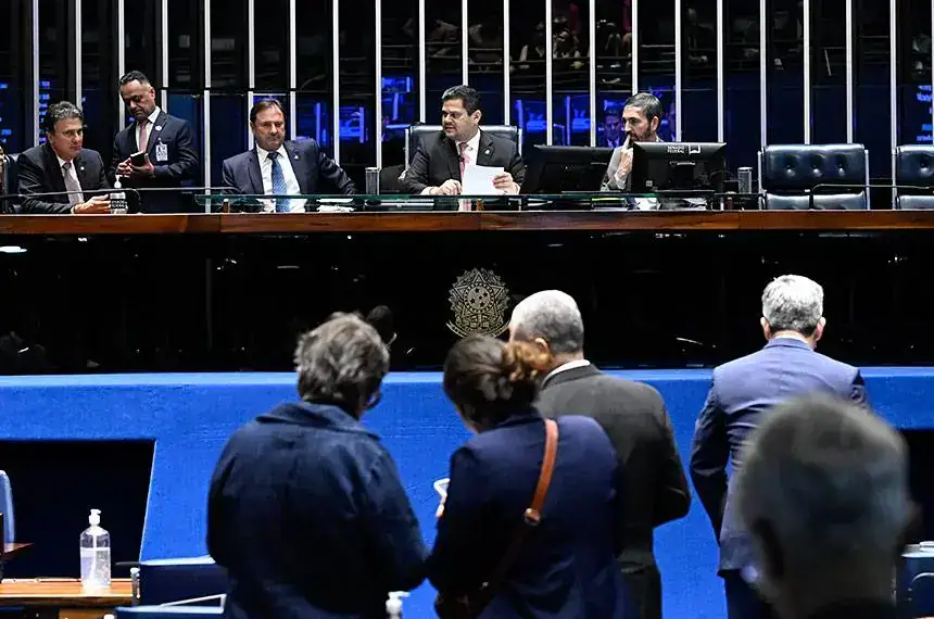 Senado discute PEC que cria aposentadoria para agentes de saúde