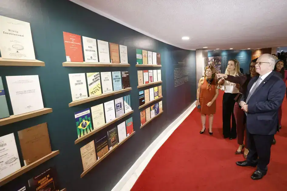 Presidente do STF abre exposição pelos 135 anos da Biblioteca do STF