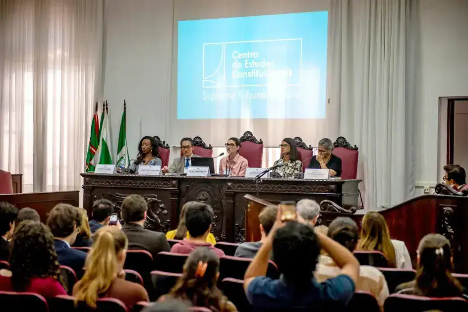 CESTF debate em Curitiba desafios do ensino do direito constitucional
