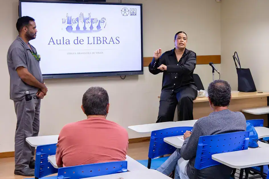 TJRJ lança curso de Libras para remição de pena a réus do regime semiaberto