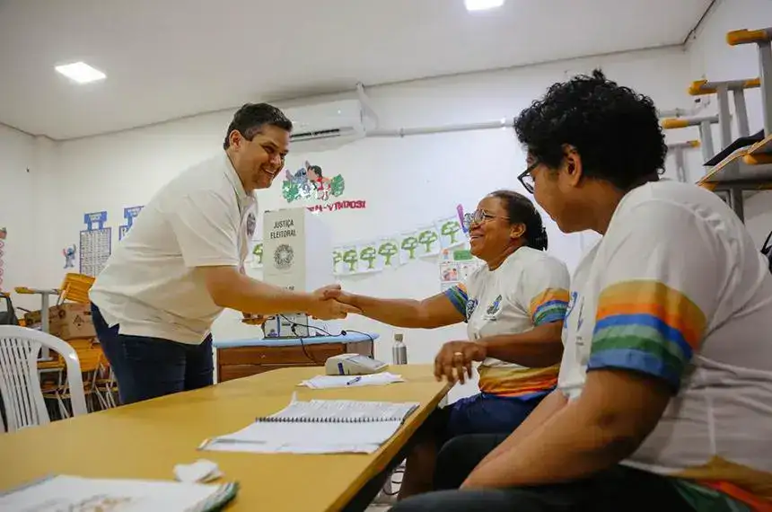 Davi Alcolumbre vota em Macapá e celebra a força da democracia