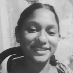 Menina sorridente com mochila, retrato em preto e branco, assunto relevante para notícias de direitos humanos, educação e inclusão social.