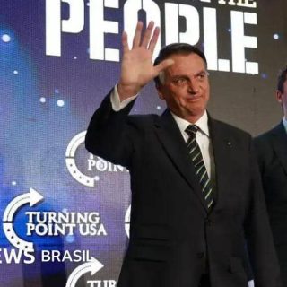 Direito Hoje Notícias, imagem de líderes políticos em evento com fundo de tela exibindo "Turning Point USA" e "Brazil", destaque para discussão sobre política e direitos civis.