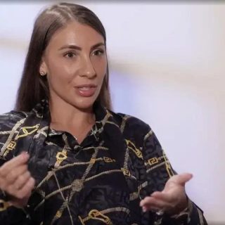 Advogada feminina em entrevista, discutindo temas jurídicos relacionados ao direito, com foco em notícias atuais e informações relevantes do setor jurídico.