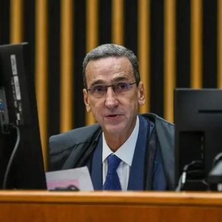 Juiz em tribunal de justiça, analisando processos judiciais, em ambiente formal, com foco em direito, justiça e processos legais.