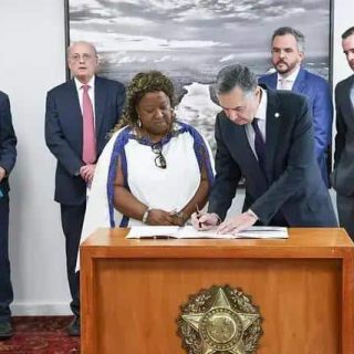 Reconhecimento de autoridade legal por assinatura de documento oficial em cerimônia oficial do Direito Hoje Notícias.