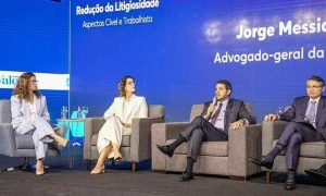 Redução da litigiosidade e aspectos civil e trabalhista em debate na conferência do Direito Hoje Notícias com especialistas.