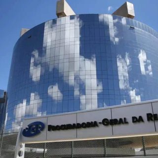 Bombeiros elaborando plano de emergência na Procuradoria-Geral da República em Brasília para garantir segurança e proteção institucional.