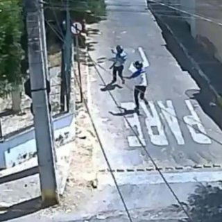 Adaptação de imagens para SEO: um homem ameaçando outro com uma arma em uma rua urbana. Cena de conflito, violência urbana, segurança pública e direito.