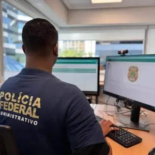 Polícia Federal trabalhando em investigação administrativa com computadores em ambiente de escritório.