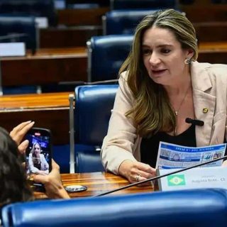 Direito Hoje Notícias, senadora sendo entrevistada em encontro político em Brasília, discussões sobre direito, legislação e notícias atualizadas relevantes ao contexto jurídico brasileiro.