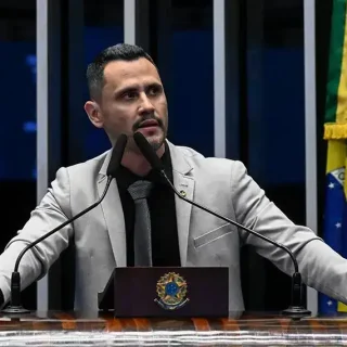 Avanço da PEC põe fim à escala 6x1 e critica privilégios da elite política
