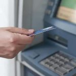 Cartão de débito sendo inserido em caixa eletrônico, transação bancária, tecnologia de pagamento digital, banco, operação financeira, segurança financeira, pagamento eletrônico, direito hoje notícias.