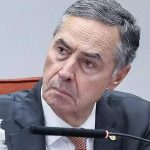 Juiz sério em tribunal, símbolo de justiça e direito, com expressão pensativa, usando terno e gravata em ambiente formal de audiência.