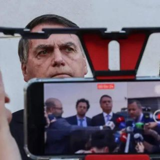Bolsonaro enfrenta prisão domiciliar após violações; advogados comentam