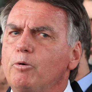 Michel Temer, ex-presidente do Brasil, participando de evento político, foco em notícias de direito e política, com ênfase em temas jurídicos e de legislação.
