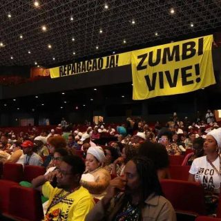 Reparação ja! Zumbi vive! manifestação cultural equilíbrio social igualdade racial direitos humanos direitos civis direitos dos povos direitos sociais evento público local de evento público em teatro ou auditório.