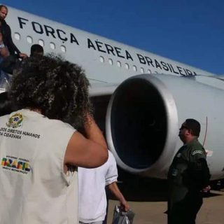 Brasília, aeroporto, equipes de segurança e passageiros desembarcando de avião da Força Aérea Brasileira, destaque em notícias jurídicas e de direitos civis.