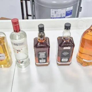 Álcool e bebidas alcoólicas sob inspeção em laboratório de fiscalização de bebidas ilícitas.