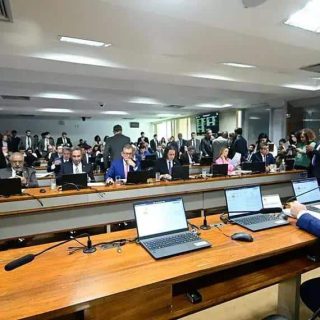 Audiência pública do setor jurídico com profissionais e especialistas em direito, discutindo questões relevantes para o cenário jurídico e legislativo brasileiro.