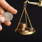 Dinheiro, balança de justiça e moedas representando questões financeiras e jurídicas no site Direito Hoje Notícias.
