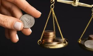 Dinheiro, balança de justiça e moedas representando questões financeiras e jurídicas no site Direito Hoje Notícias.