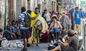 Sobrevivência de refugiados e migrantes na rua em situação de vulnerabilidade social.