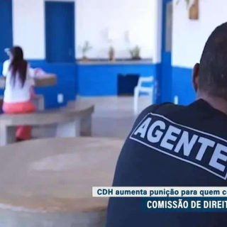 Direito Hoje Notícias, agente da polícia conversando com mulher em ambiente de atendimento social, promovendo proteção de menores e reforçando punições contra crimes cometidos contra crianças.
