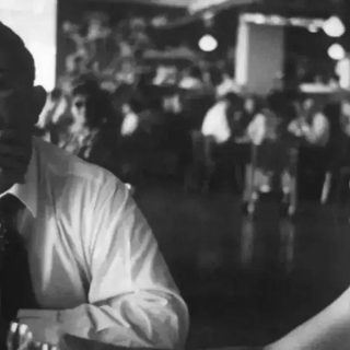 Homem e mulher em discussão acalorada em restaurante, simbolizando debates atuais sobre direitos civis e justiça social, temas abordados pelo site Direito Hoje Notícias.