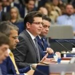 Reunião do Fórum de Direito e Justiça com profissionais e especialistas em debates jurídicos, promovendo conhecimento e atualização na área do direito.