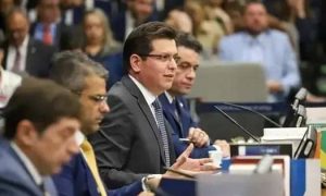 Reunião do Fórum de Direito e Justiça com profissionais e especialistas em debates jurídicos, promovendo conhecimento e atualização na área do direito.
