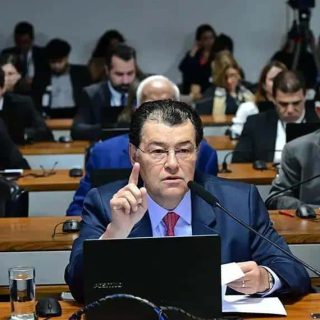 Advogado em audiência de tribunal, participando de debate jurídico, representando direitos e leis, ambiente de direito hoje notícias, foco em direito, legislação e jurisprudência.