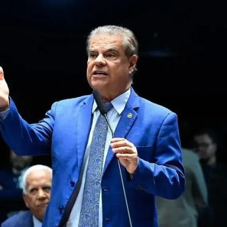 Advogado e político em painel de debate, destaque na mídia de direito hoje notícias.