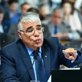 Discurso político em audiência pública com colegas parlamentares, representando temas de direito, justiça, e legislação brasileira.